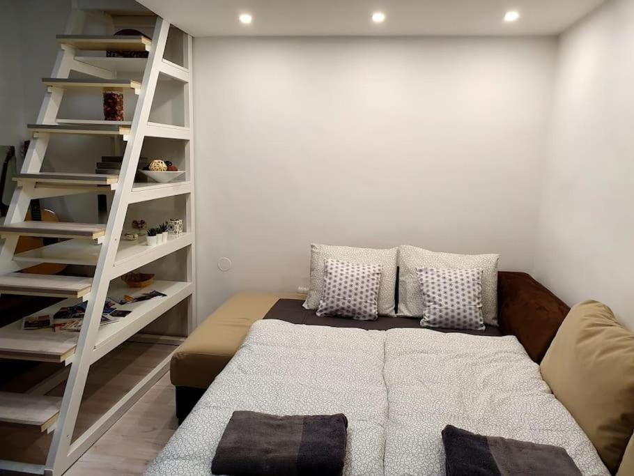 Violet Apartment, Cute Place Near Corvin Plaza, With Ac Appartement *